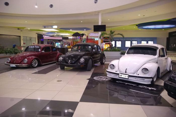 EXHIBICIÃ“N DE AUTOS EN PLAZA SENDERO LA FE